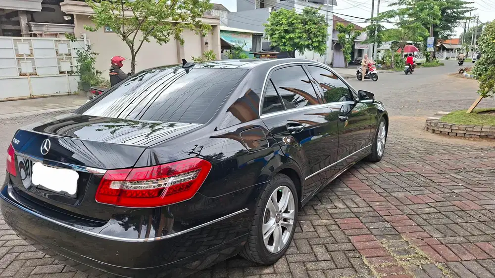 Mercedes-Benz E300 2011 Bensin