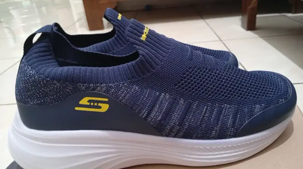 Sepatu slip on skecer