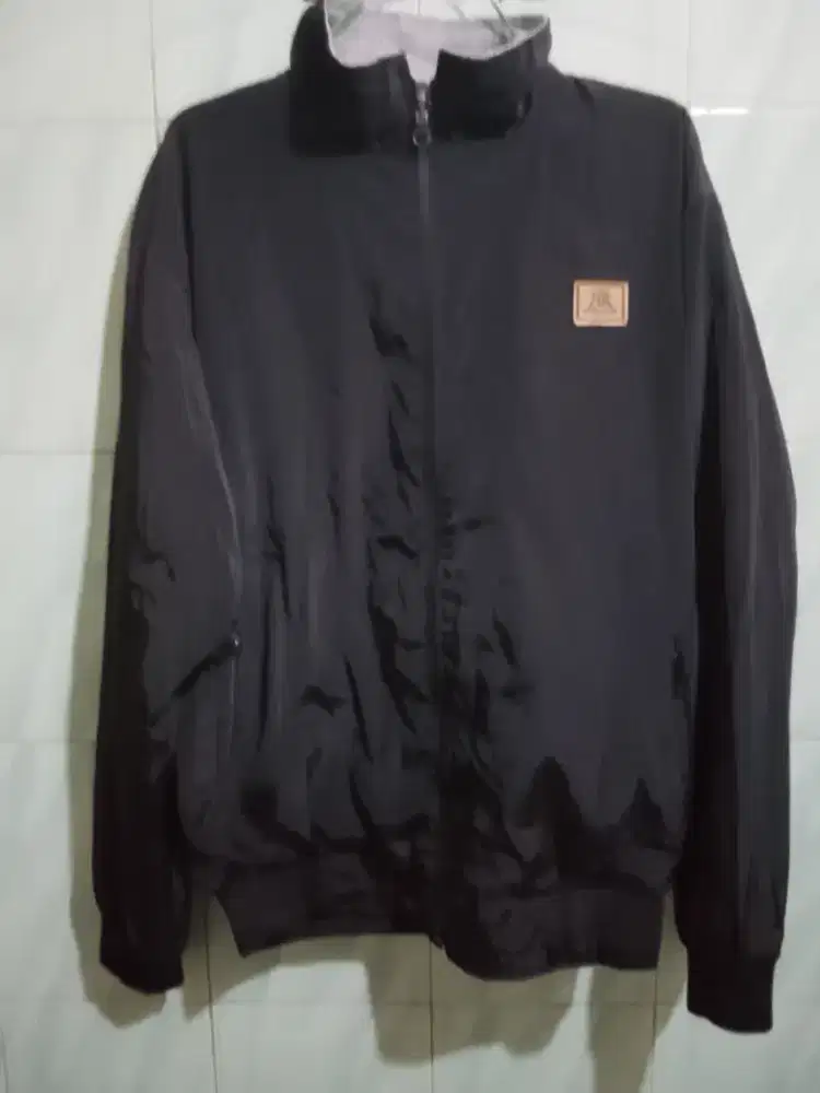 Jaket bisa bolak balik ada saku/kantongnya warna bisa hitam atau abu