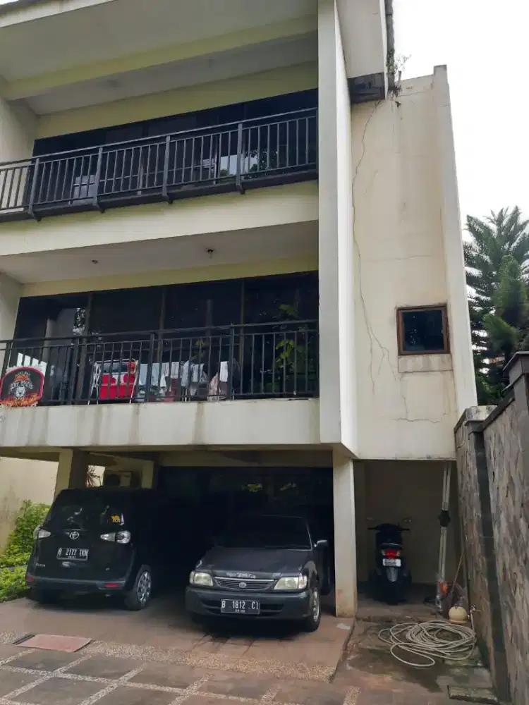 Dijual rumah 3 lantai di pondok indah Kebayoran jaksel(yenli)