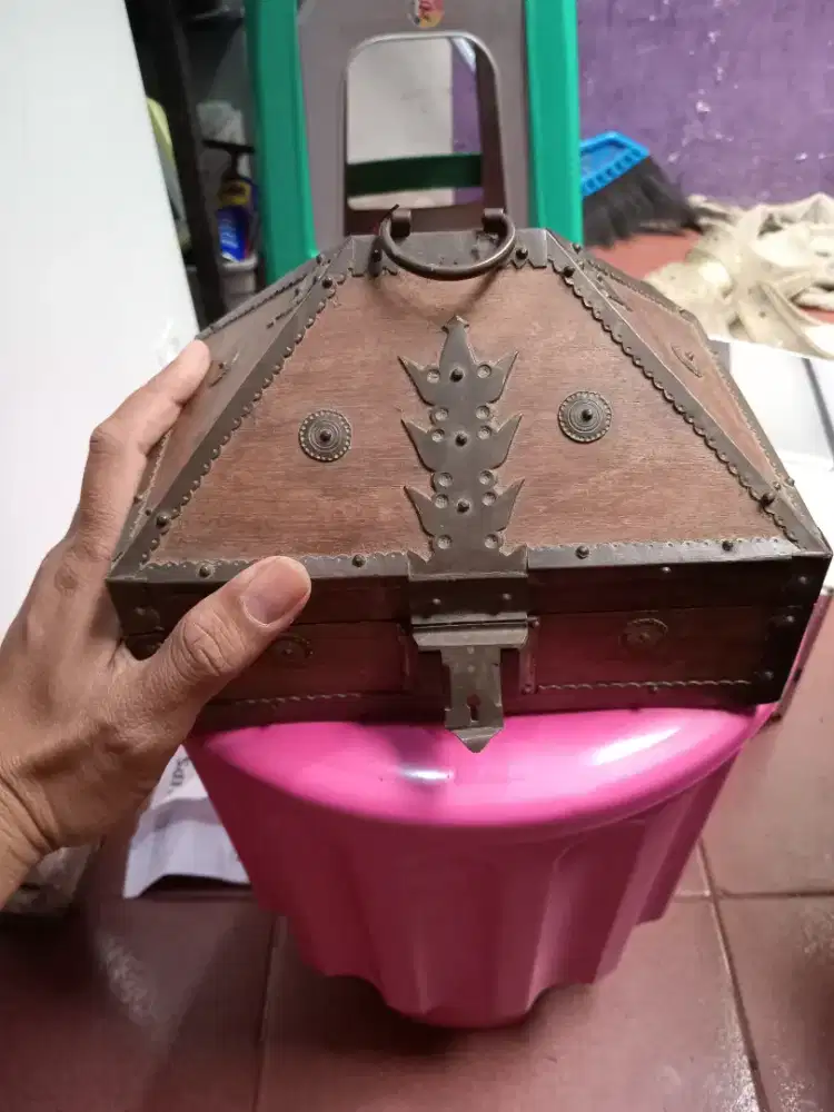 Kotak kayu antik