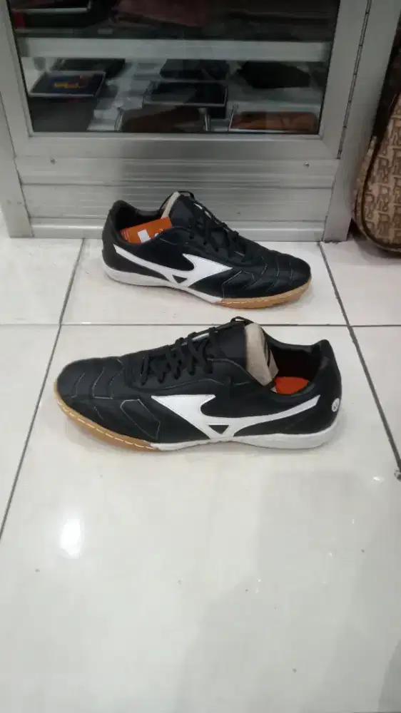 Sepatu futsal asli kulit