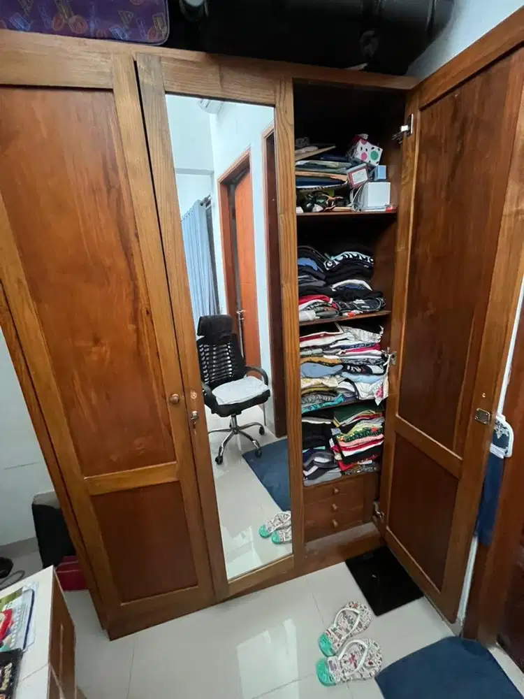 Lemari pakaian kayu jati