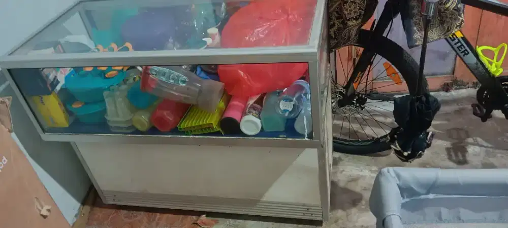 Etalase kaca Alumunium