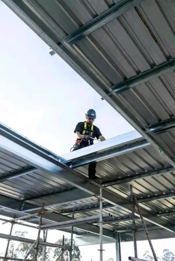 TukanG atap rmh yg bocor.talng air