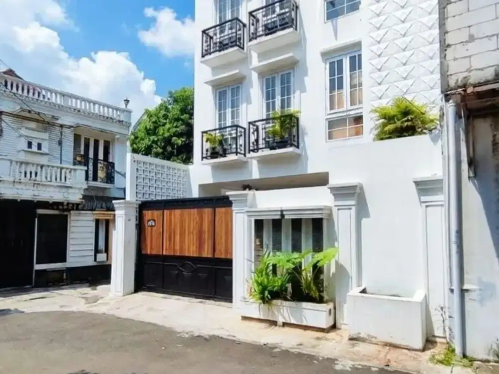 dijual rumah 3 lantai plus rooftop harga nego lokasi di pejaten barat