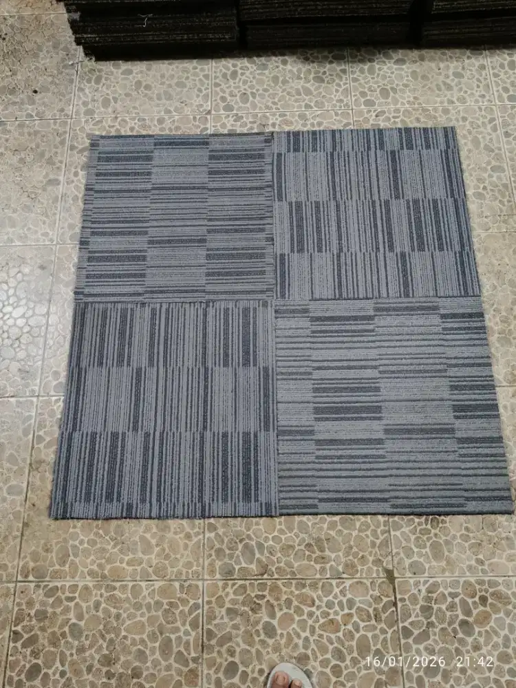 Karpet tile 50x50cm second Bagus