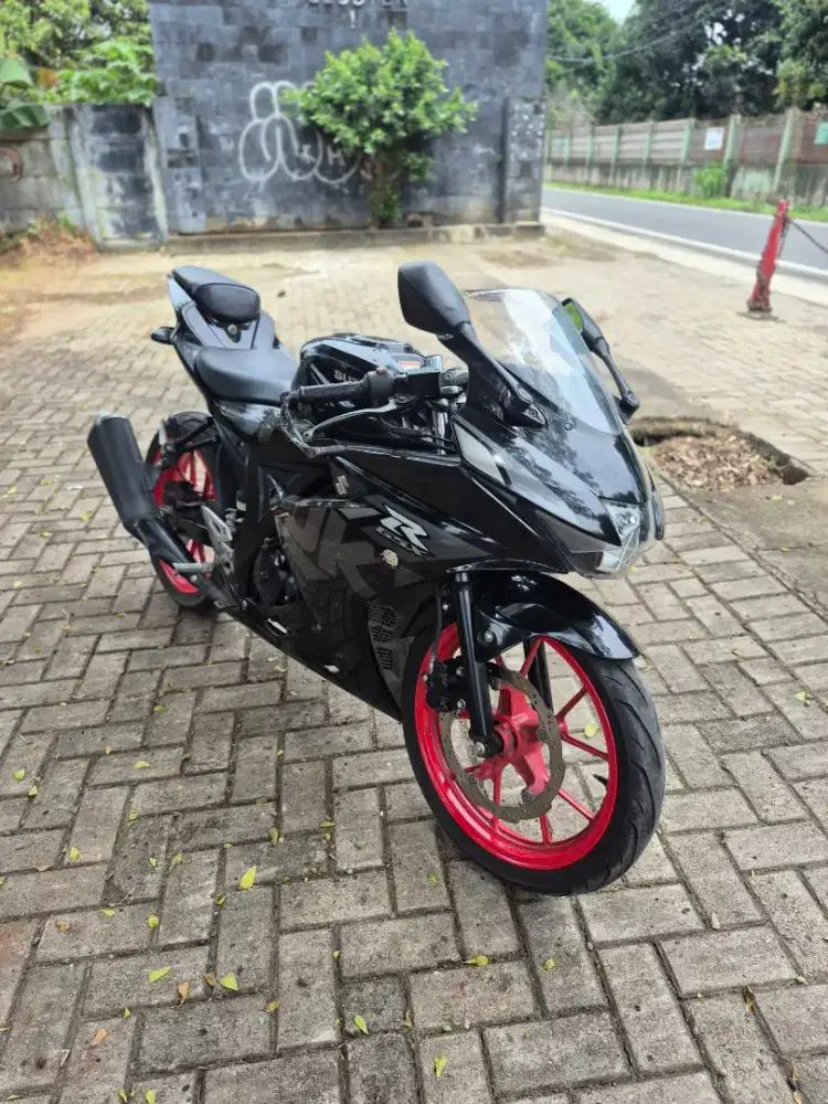 Dijual Suzuki GSX 150R tahun 2022 surat lengkap