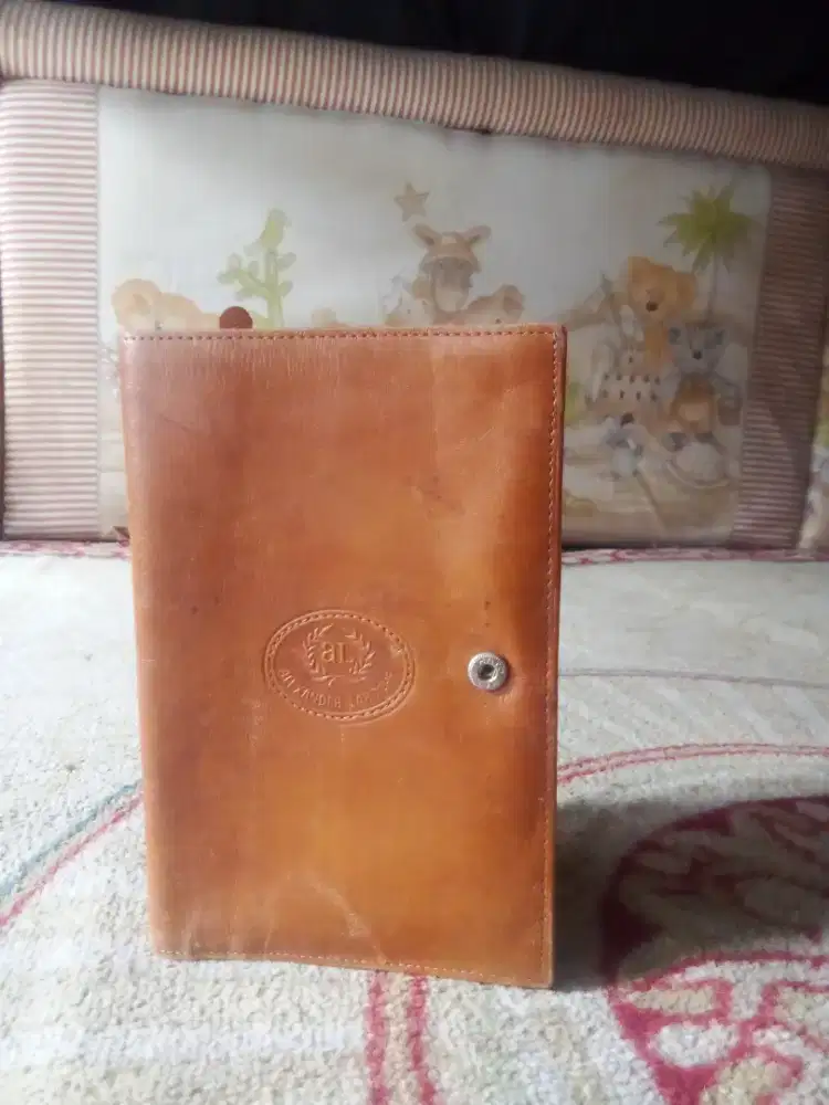 Di jual beberapa barang jenis bahan kulit asli merk dan model