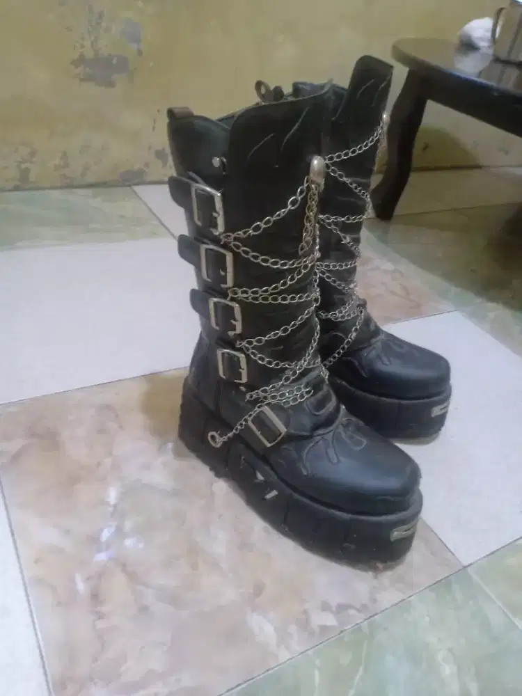 Sepatu rockstar/metal