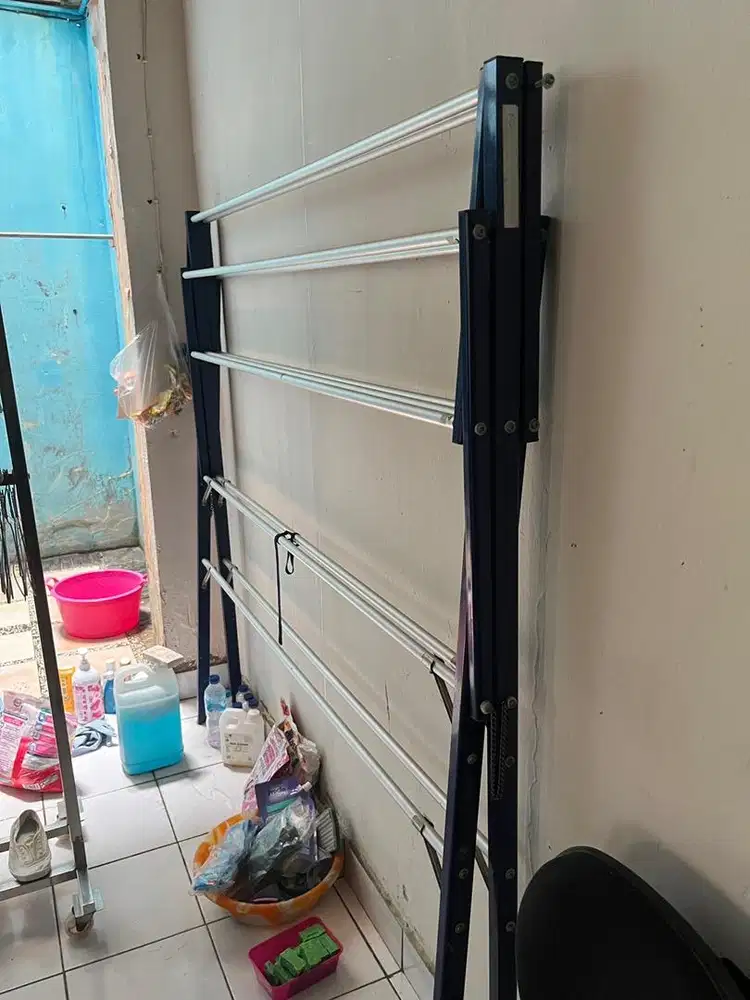 Jemuran bekas tak terpakai