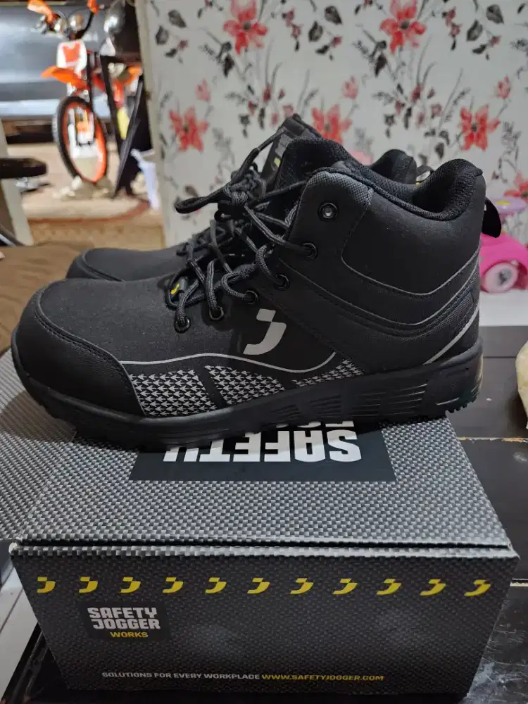 Sepatu Safety Jogger