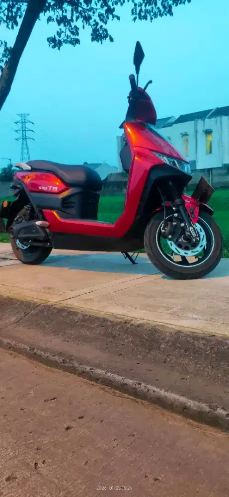 Yadea T9 Merah 2024 Barang Mulus Cakep