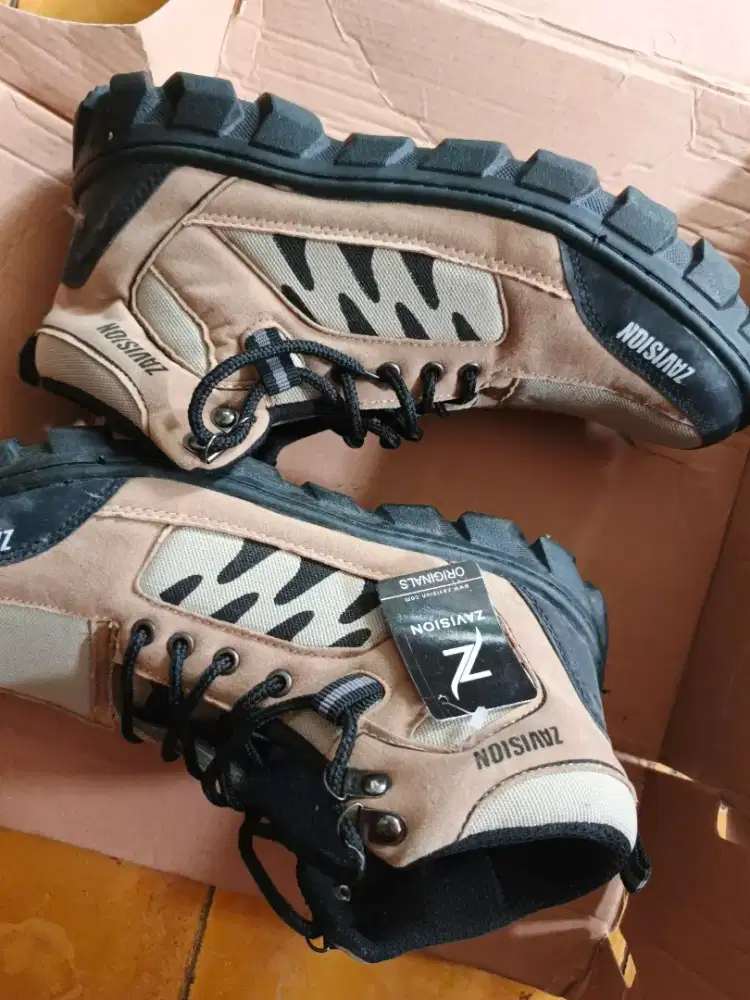 Sepatu gunung zavidsion