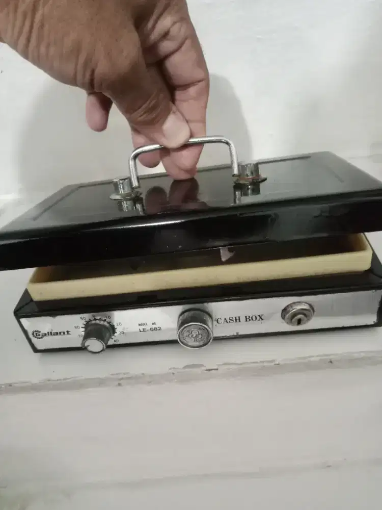 Cash Box Gallat LE-682