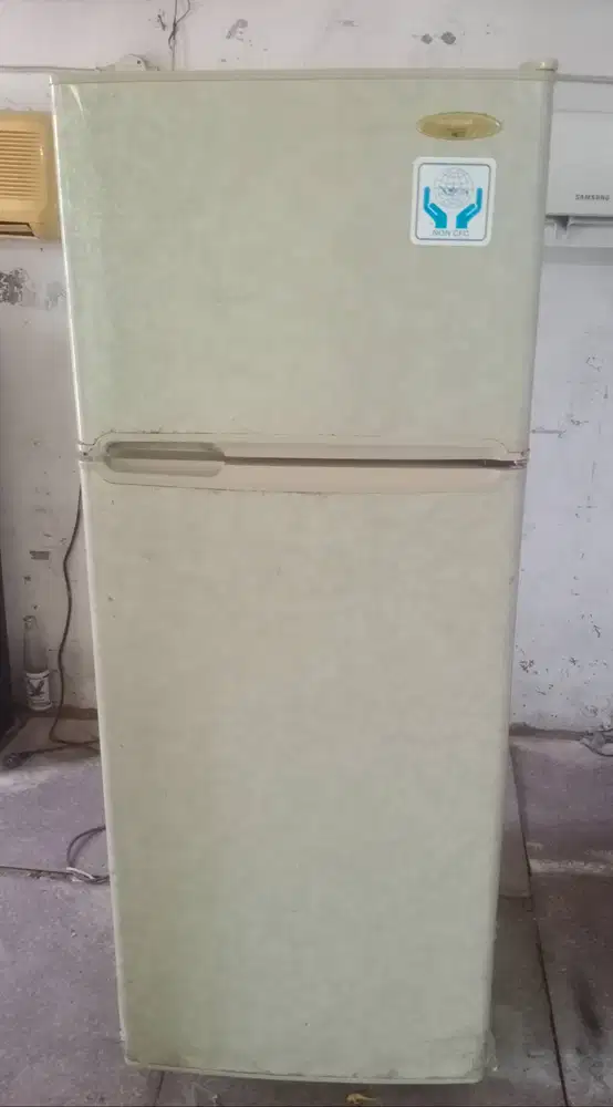 Kulkas 2 pintu  NATIONAL. Mesin original pabrik belum rusak.