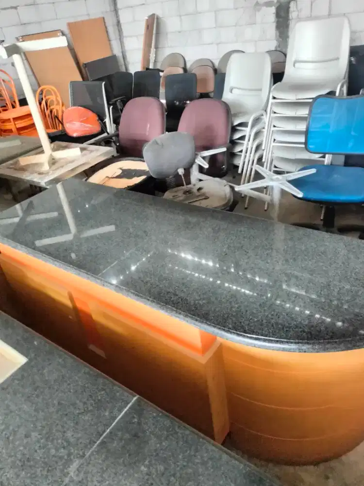 Meja kasir/receptionis, bhn multipleks tebal pakai marmer. Bekas.bagus