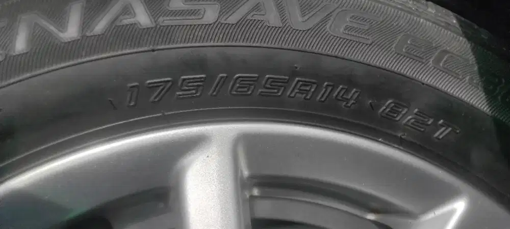 Velk beserta ban Honda Brio kondisi mulus