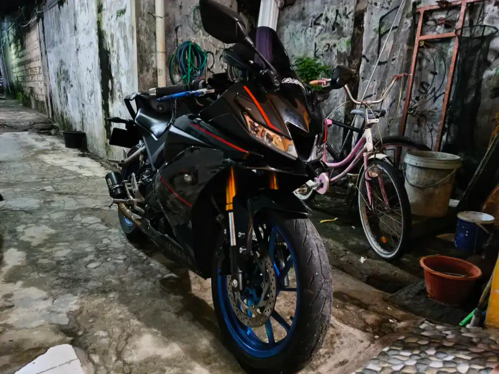 R15 V3 2018 Hitam