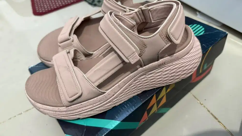 Skechers Max Cushioning