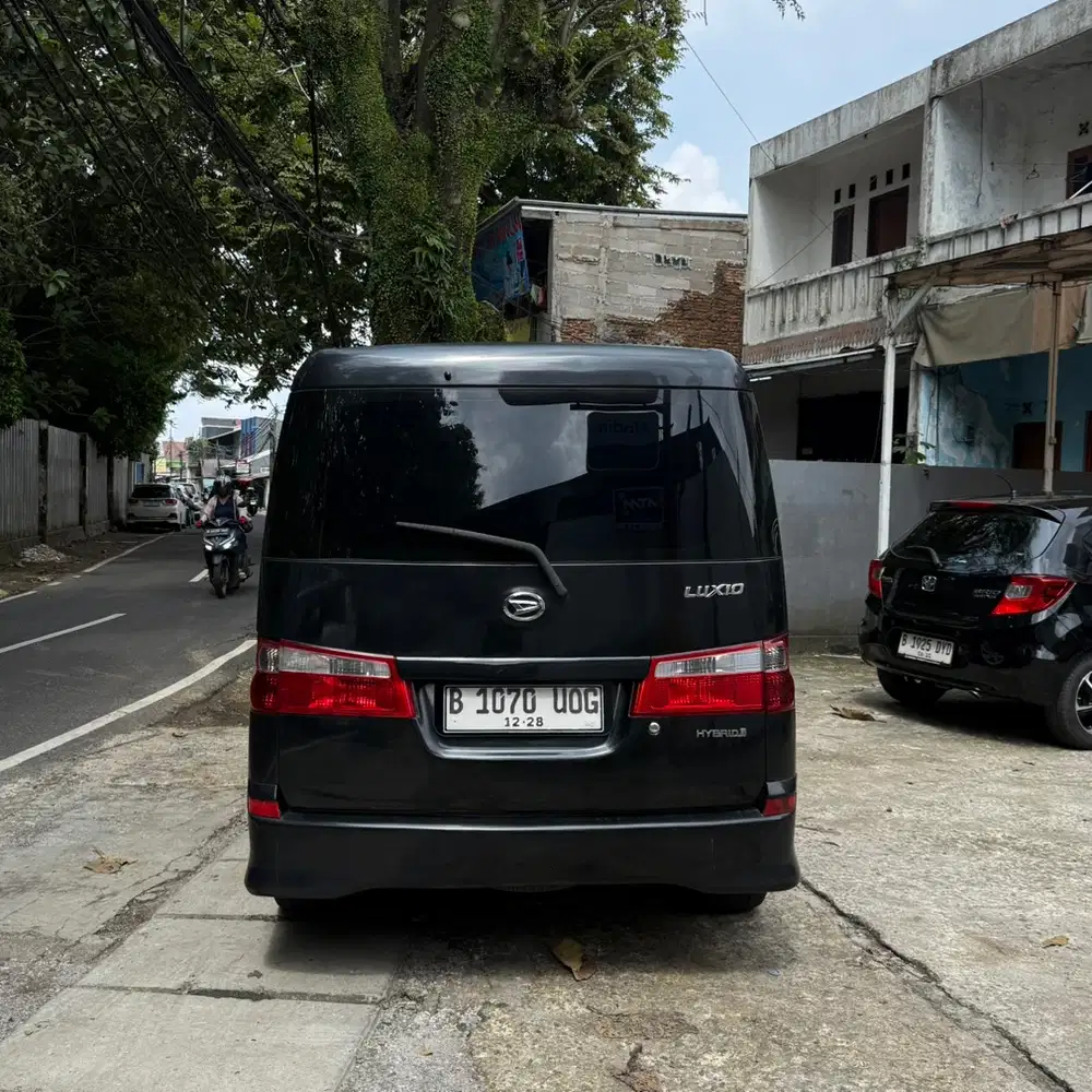 Daihatsu Luxio 2011 Bensin