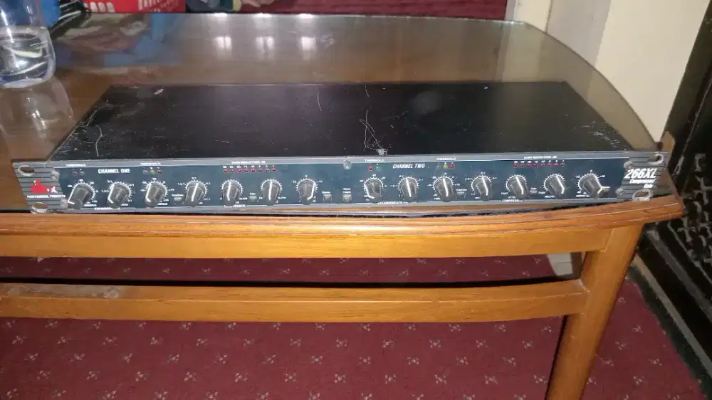 KOMPRESSOR  AUDIO  MEREK DBX .