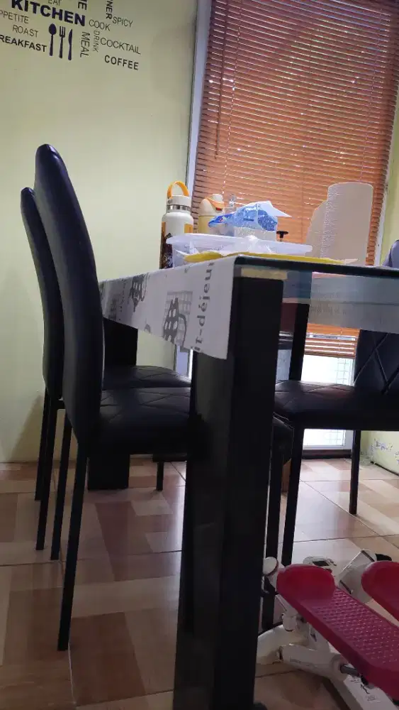 Dijual Meja Makan + 4 kursi makan