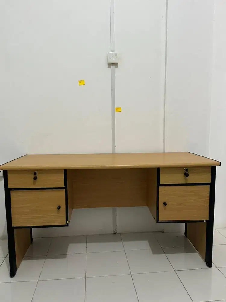 Meja kantor / meja kerja