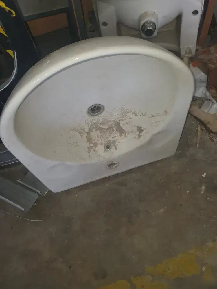 Wastafel bekas merek Toto