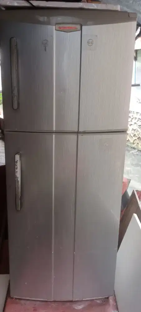 Di jual kulkas 2 pintu Rp 500.000