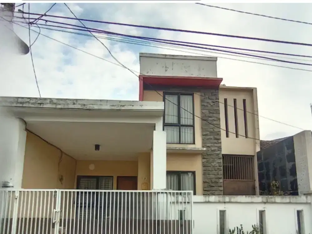 MILIKI RUMAH 2 LANTAI SEMI FURNISH DI LOKASI EMAS BSD!! HARGA MENARIK