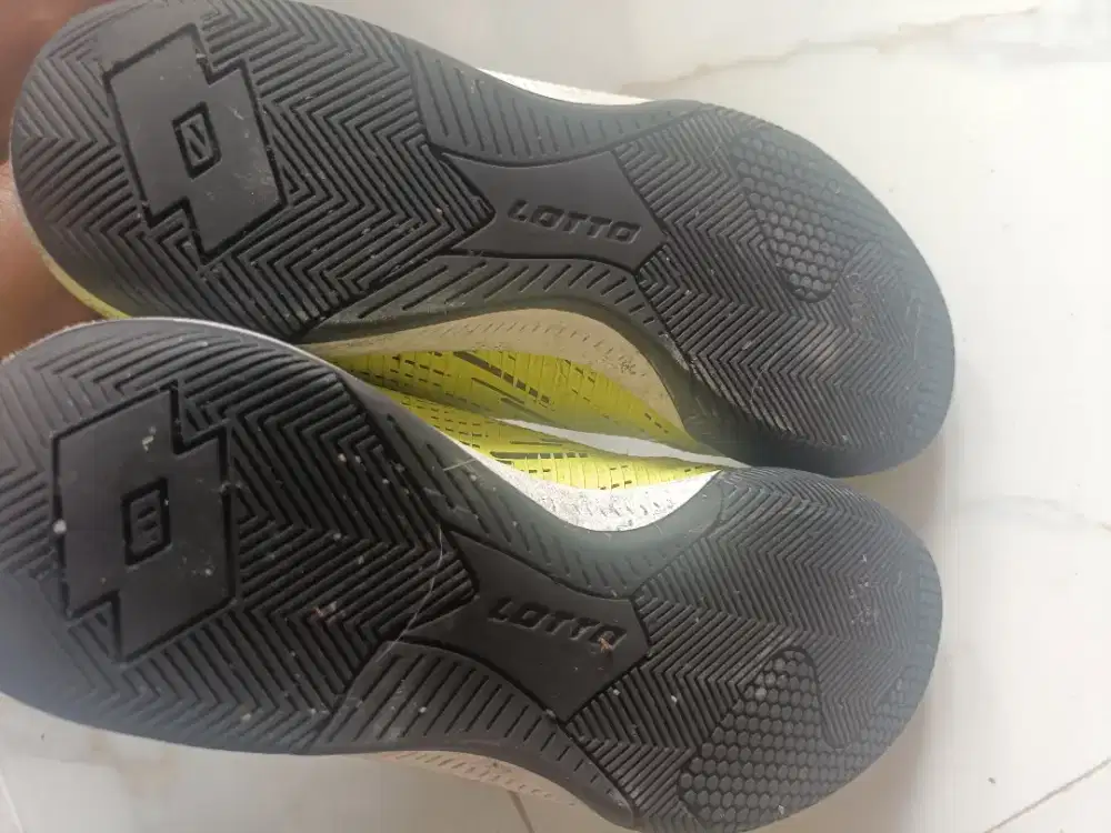 Sepatu futsal baru, ukuran 42