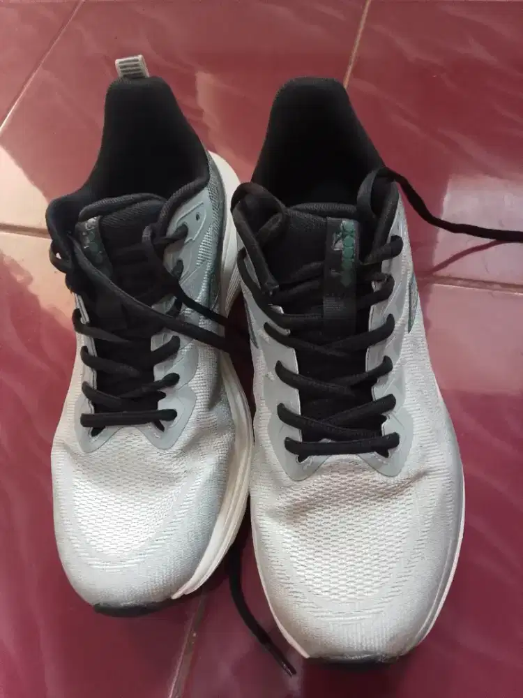 Sepatu running Diadora