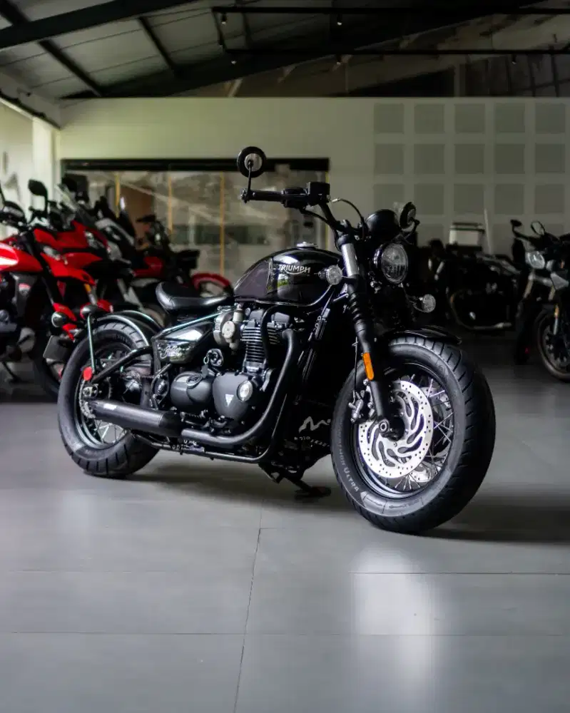 Triumph Bonneville Bobber 1200 Jet Black 2018 (Double Disc Brake)
