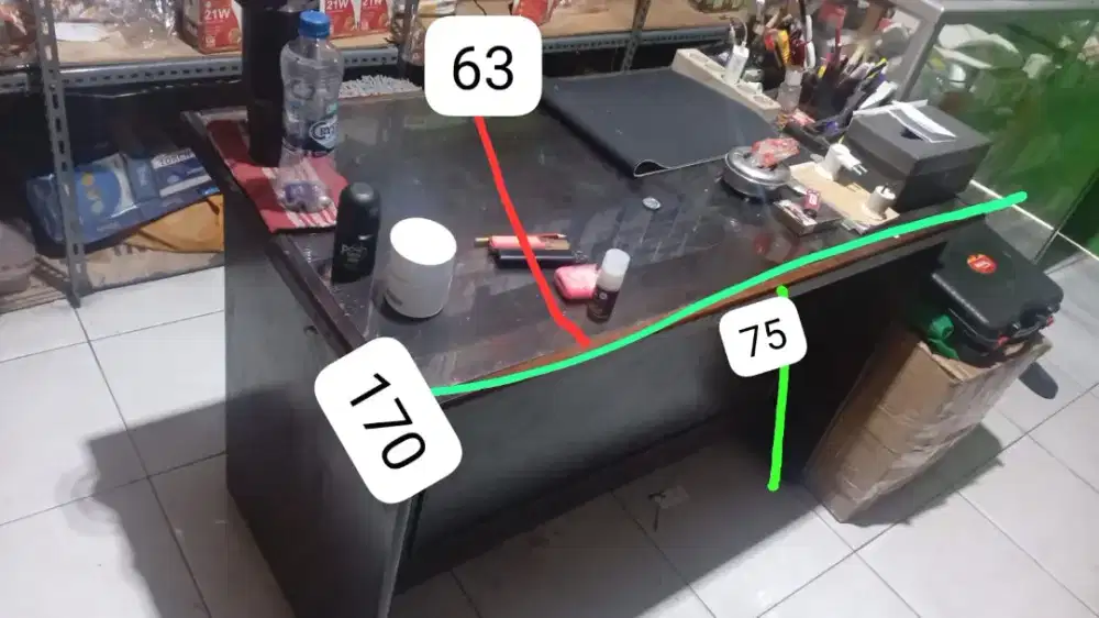 Meja kantor ada laci