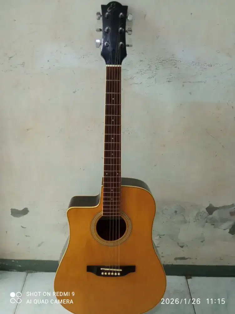Bismillah maaf numpang lapak bosku mau jual gitar ( kidal )akustik