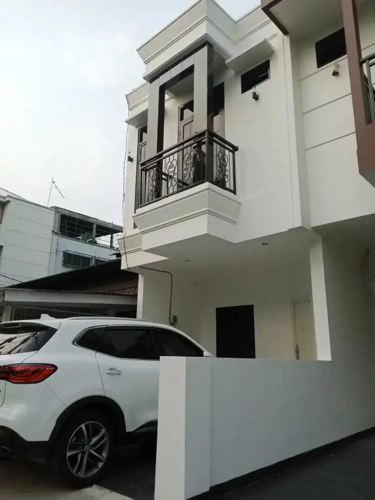 Rumah Mewah strategis di Taman Lagura Indah Jakarta Pusat