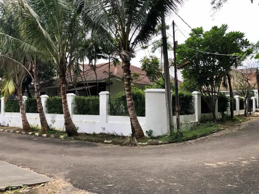 Rumah Hook Nyaman Asri  Komplek Exclusive Strategis Harga NJOP Di Kawasan Ampera Jakarta Selatan