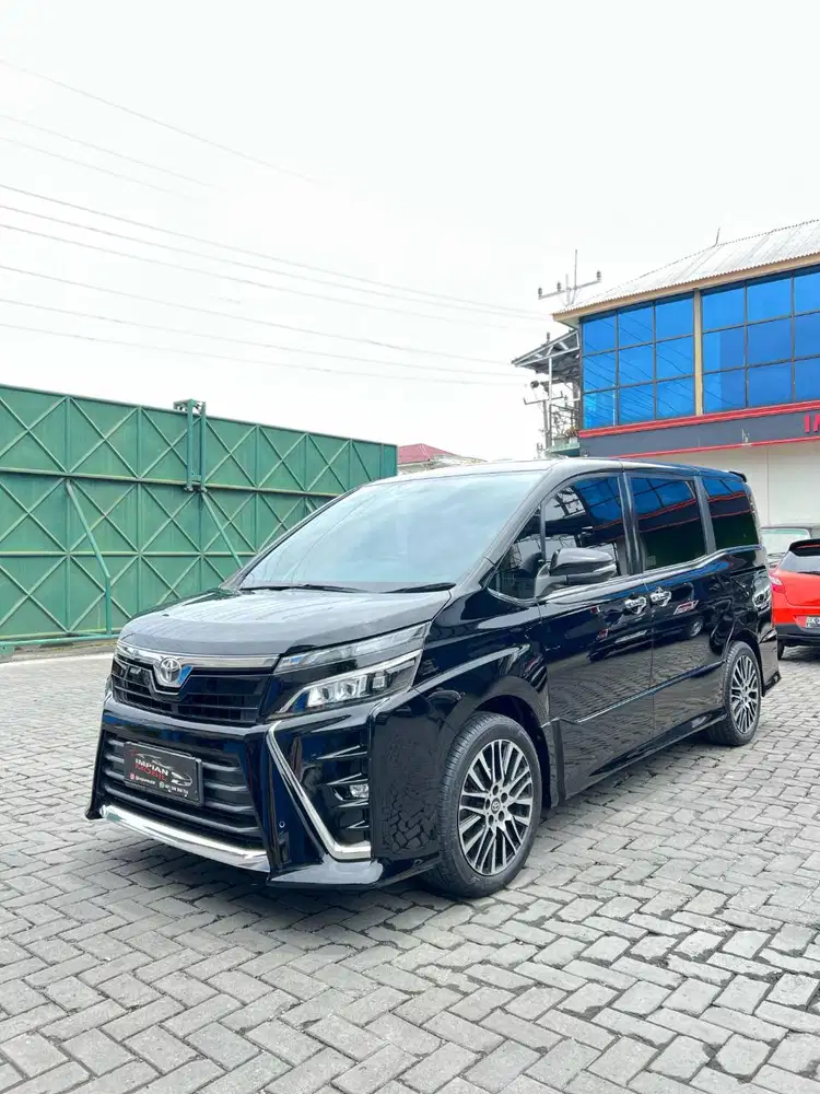 Toyota Voxy 2.0 A/T Hitam 2018 Denza Yaris Innova reborn