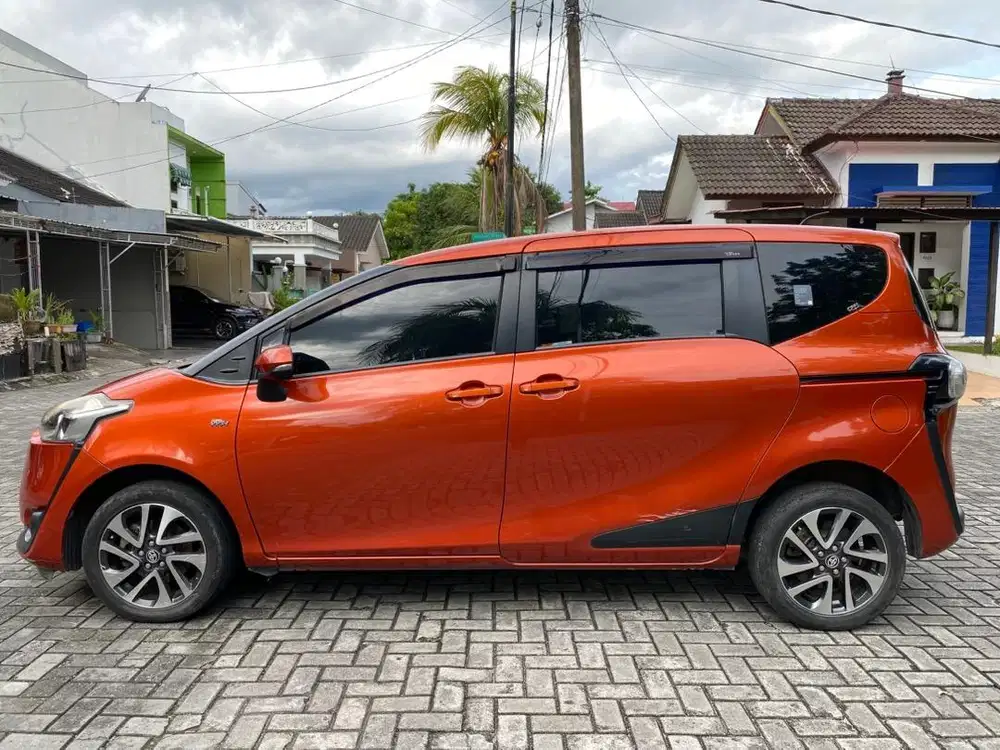 Sienta v metik toyota