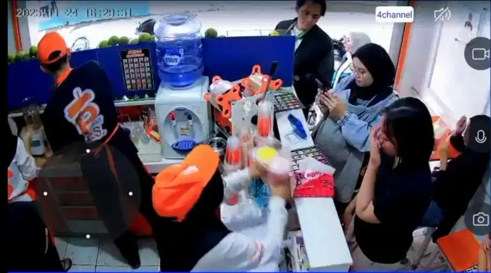 LOKER CREW JUS & SMOOTHIES Pusat Es