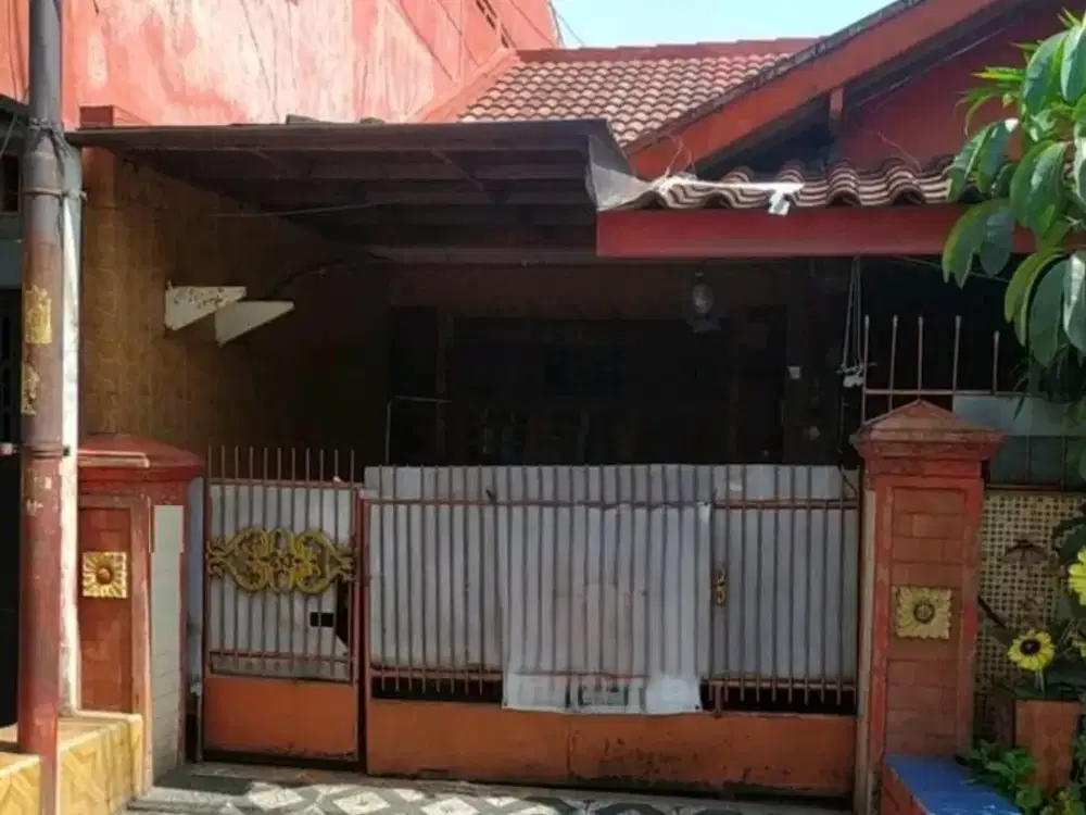 Rumah Lama Satu Setengah Lantai. Bebas Banjir di Larangan. Tidak Jauh dari Halte Trans Jakarta Puri Beta 1 dan 2