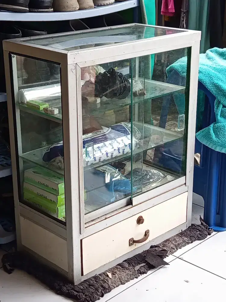 etalase kaca rokok