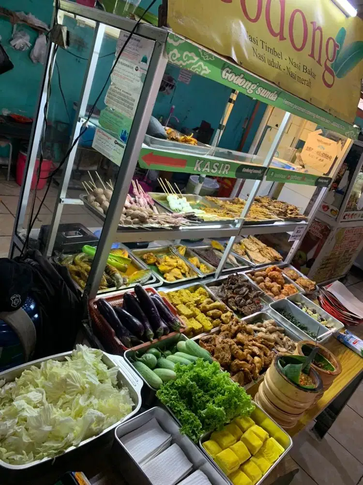 Di butuhkan cook helper pria ato wanita  untuk produksi di rumah