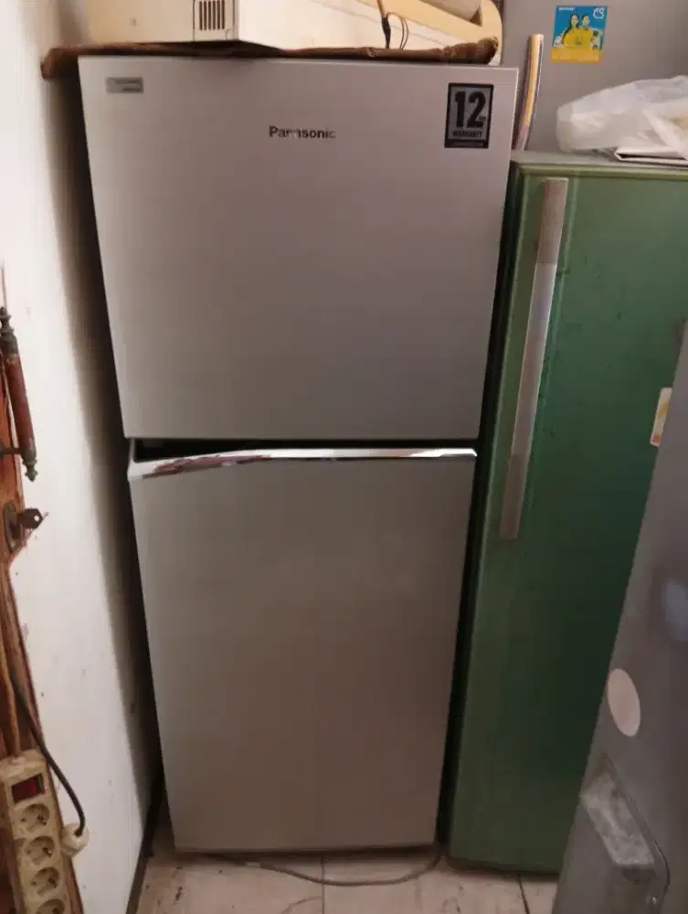 Kulkas bekas 2 pintu Mer Panasonic mulus atas bw dingin