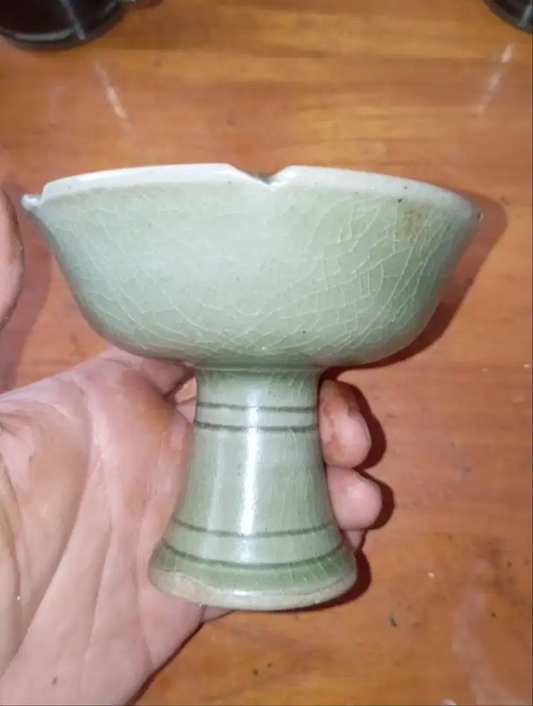 Stemcup celadon dinasti Yuan barang penemuan