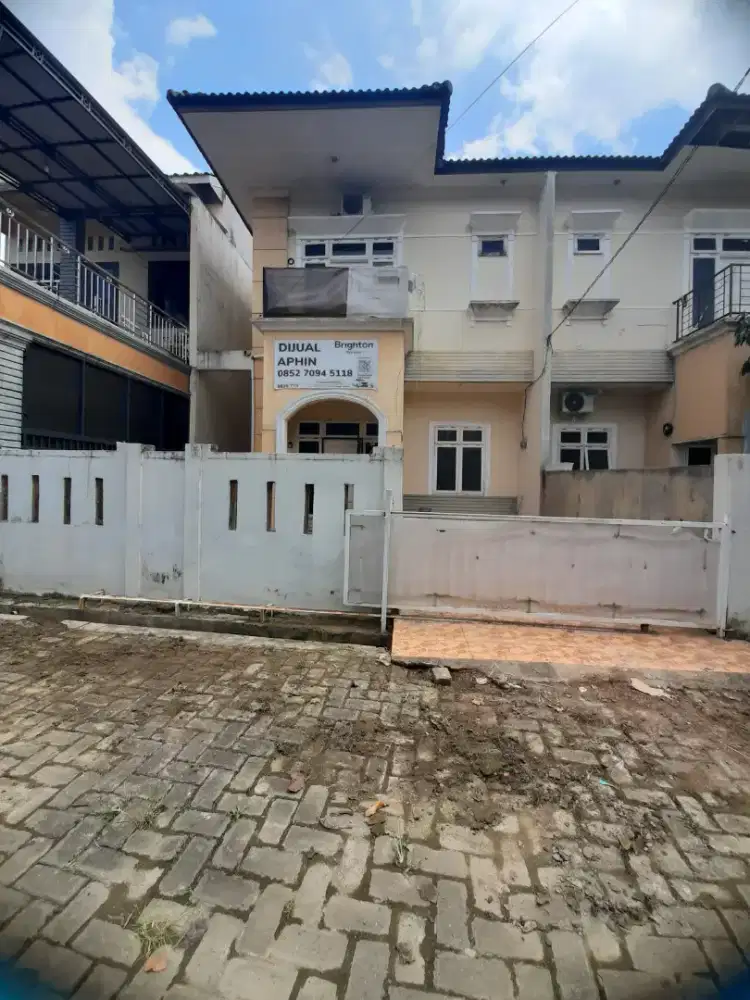 DISEWAKAN RUMAH KOMPLEK BESAR