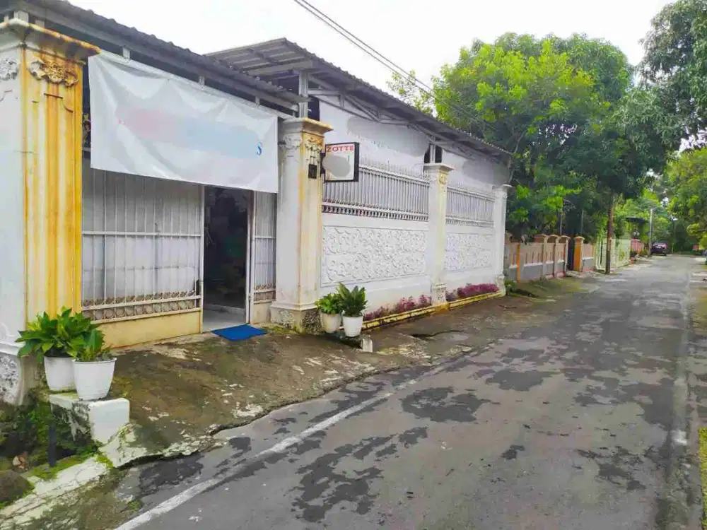 rumah strategis lingkungan nyaman dekat jalan raya Lawu Karanganyar kota