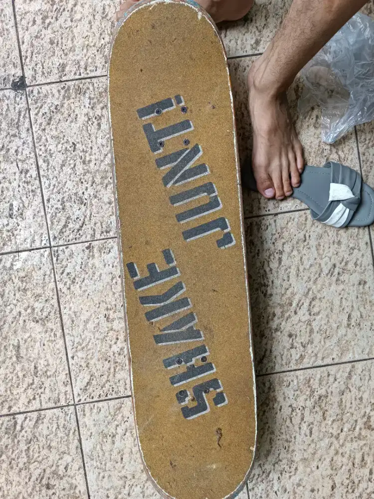 Skate board Deck Santa Cruz size 8.25
Truck polos original