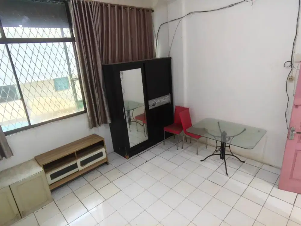 Disewakan Rumah di Jelambar Barat 2 J Dengan 3 Kamar Tidur 2 Kamar Mandi 4x13 Dengan 3 Lantai Bangunan Untuk Hunian